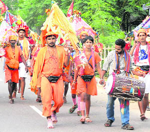 Kanwariyas returning from Haridwar, halt in Chandigarh on their way back home