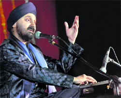 Ghazal singer Jaswinder Singh performs at Guru Nanak Bhawan in Ludhiana