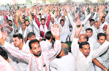 Farmers at the kisan mahapanchayat at Chika. 