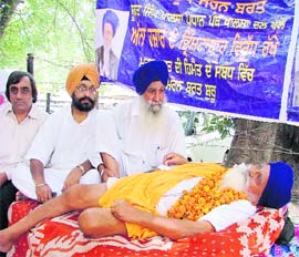 Panth Khalsa Dal president Bapu Surat Singh Khalsa on a fast-unto-death at the Mini Secretariat in Ludhiana.