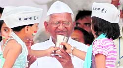 Anna Hazare breaks his fast at Ramlila Maidan on Sunday morning.