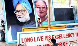 A Bangladeshi painter prepares a welcome banner ahead of PM Manmohan Singhs visit.