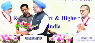Prime Minister Manmohan Singh with Deputy Chairman of the Planning Commission Montek Singh Ahluwalia in New Delhi