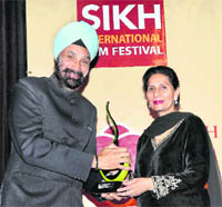 MoS External Affairs Preneet Kaur presents the Sikh Heritage Award-2011 to Navtej Sarna in New York on Sunday. 