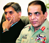 Pak Army chief General Ashfaq Parvez Kayani (R) with ISI chief Shuja Pasha