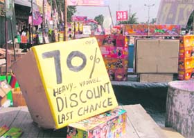 A firecracker shop offers discount in Ludhiana