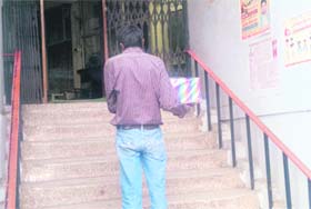 A person enters the Zone A office of the Municipal Corporation with a gift in Ludhiana