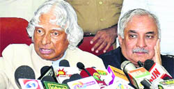 Former President APJ Abdul Kalam addressing a press conference after meeting with the nuclear experts and engineers of the Koodankulam Nuclear Power plant (KKNPP) on Sunday.