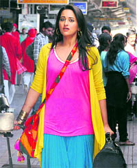 Sonakshi Sinha at the Chandigarh Railway Station, shooting for the movie Son of Sardar