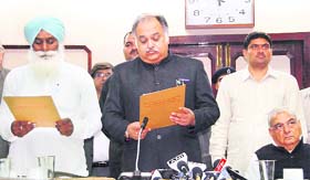 Haryana Speaker Kuldeep Sharma (R) administers the oath of office to MLA Jarnail Singh in New Delhi