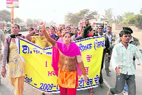 Varinder Kaur leads a rally of agitating EGS teachers in Gidderbaha on Tuesday