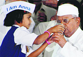 Anna Hazare sips juice to break his fast in Mumbai on Wednesday. 