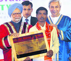 PM Manmohan Singh and Orissa CM Navin Patnaik felicitate a tribal for biodiversity conservation during the 99th Indian Science Congress in Bhubaneswar on Tuesday. 