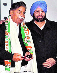 Capt Amarinder Singh with Batala MLA Jagdish Sahni in Chandigarh