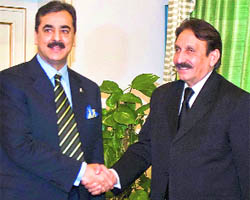 A file photo of Pakistan PM Yousuf Raza Gilani with Chief Justice Iftikhar Muhammed Chaudhry.