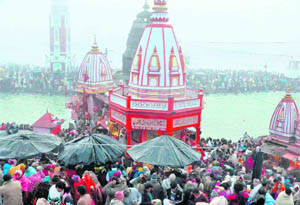 Devotees from various states take a holy dip in the Ganga and offer prayers in Haridwar on Monday.