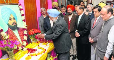 Justice SS Sodhi, Trustee of The Tribune Trust, pays floral tributes to founder Sardar Dyal Singh Majithia on the newspapers 131st anniversary in Chandigarh