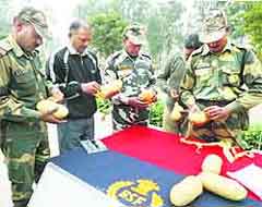 BSF personnel with the seized contraband.