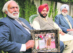 Peer Ghulam Farid of Pakistan (L) with a photograph of the foundation stone of the road named after Pritam Singh Bhinder, in Ludhiana on Friday.