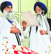 Akal Takht Jathedar Giani Gurbachan Singh reads out the decision in Amritsar.