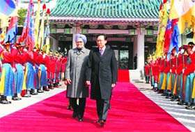 PM Manmohan Singh and South Korean President Lee Myung-bak (R) during a ceremony at the presidential Blue House in Seoul on Sunday