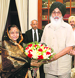 Punjab CM Parkash Singh Badal presents bouquet to President Pratibha Patil in New Delhi on Wednesday.