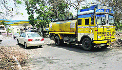Despite cuts on main roads having been closed, the one leading to the two filling stations at Sector 21 from the Dakshin Marg remains to be in use