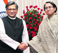 Foreign Minister SM Krishna with his Bdesh counterpart Dipu Moni.