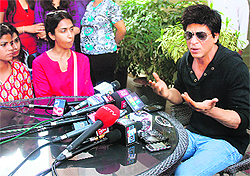 Shah Rukh talks to mediapersons at his home
