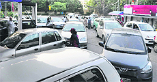 Heavy rush at a filling station in Delhi. 