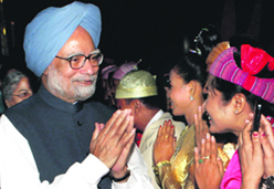 PM Manmohan Singh being greeted on arrival at Naypyidaw airport.