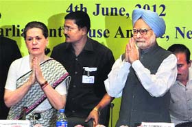 PM Manmohan Singh and Congress chief Sonia Gandhi during a CWC meeting in New Delhi on Monday