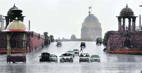 Vehicles at Vijay Chowk during a drizzle in New Delhi