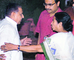 TMC chief Mamata Banerjee with SP supremo Mulayam Singh.
