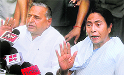 Mulayam with Mamata Banerjee in New Delhi