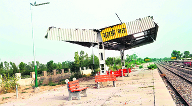 CHuHRI WALlah Dhana Station: completed in 2007, it has seen no train to date and has become an easy target for Vandals