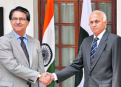 Pakistan Foreign Secretary Jalil Abbas Jilani (L) shakes hands with Foreign Secretary Ranjan Mathai in New Delhi on Wednesday