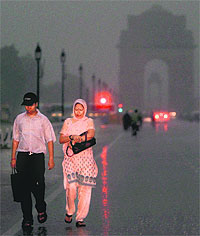 Delhiites brave the sharp showers at Rajpath on Friday