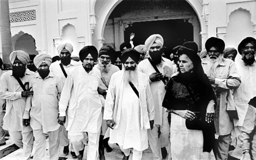 Sant Harchand Singh Longowal (centre) at Takht Sri Keshgarh Sahib just days after signing the Rajiv-Longowal accord