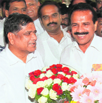 Jagadish Shettar (L) with outgoing Chief Minister Sadananda Gowda in Bangalore on Sunday.