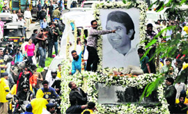Fans and mourners at the funeral procession of superstar Rajesh Khanna in Mumbai on Thursday. 