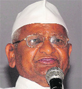 Anna Hazare addresses the gathering at Jantar Mantar.