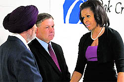 Michelle Obama with gurdwara official Kulwant Singh Dhaliwal (L) and Oak Creek Mayor Stephen Scaffidi