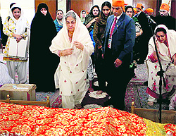 PM Manmohan Singh’s wife Gursharan Kaur pays obeisance at Tehran’s only gurdwara, Bhai Ganga Singh Sabha Gurdwara