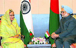 Prime Minister Manmohan Singh with his Bangladesh counterpart Sheikh Hasina in Tehran on Wednesday