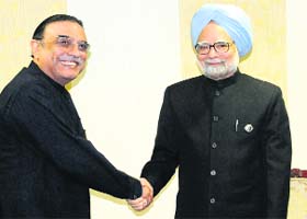 PM Manmohan Singh meets Pakistan President Asif Ali Zardari on the sidelines of the NAM Summit in Tehran on Thursday