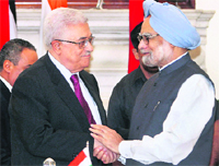 PM Manmohan Singh with Palestinian President Mahmoud Abbas in New Delhi on Tuesday.  PTI