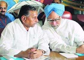 File photo: Mulayam Singh Yadav with PM Manmohan Singh