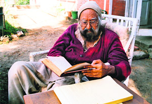 Khushwant Singh at his cottage in Kasauli. Photo by Roopinder Singh