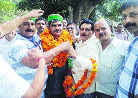 Congress candidate Sanjay Rattan is received by supporters in Jwalamukhi on Tuesday